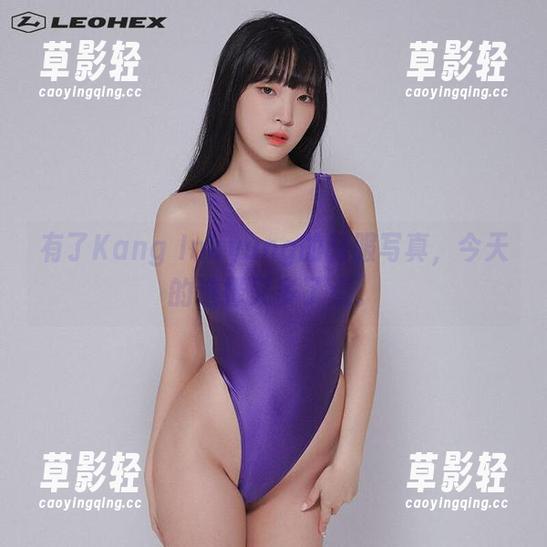 有了Kang Inkyung的制服写真，今天的选择又多了点。